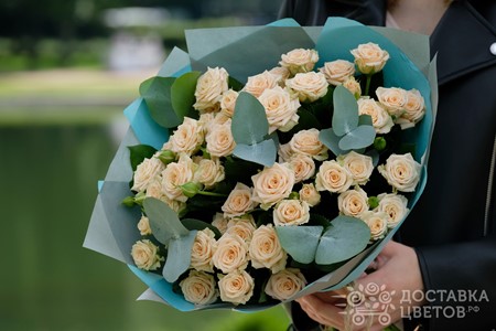 Букет из 11 кремовых кустовых роз "Горизонт"